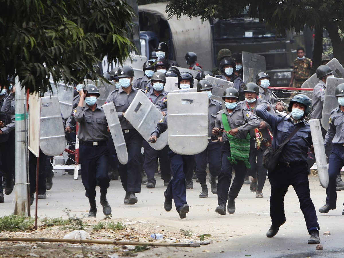 Myanmar's Mandalay on Saturday: Does this look like the last resort to stop an imminent lethal threat? That's the international human rights standard for when police are allowed to use lethal force. Two protesters were killed. npr.org/2021/02/20/969…
