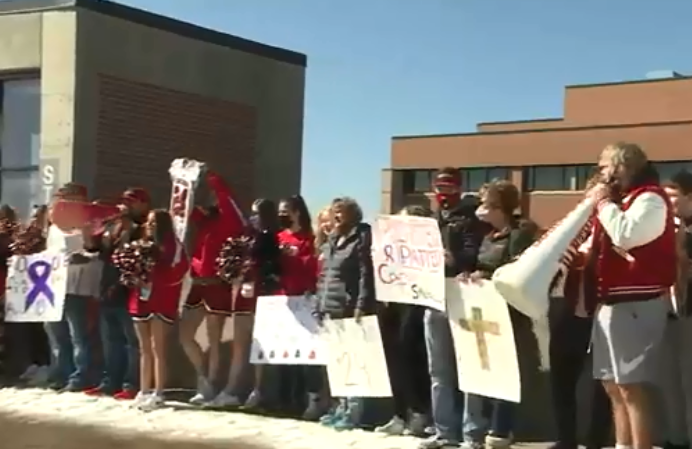 KWCH12's tweet photo. Community rallies in support of student fighting cancer. https://t.co/Iayk42F5IW #kwch12 https://t.co/jiCcBOpOyU