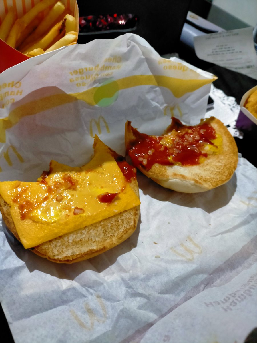 rahampery's tweet photo. Que graciosito @McDonaldsMexico  la pedí sin pepinillos, pero si con carne y me dio su hamburguesa casi vegana :v solo con queso (literalmente) https://t.co/jSj58ZF60w