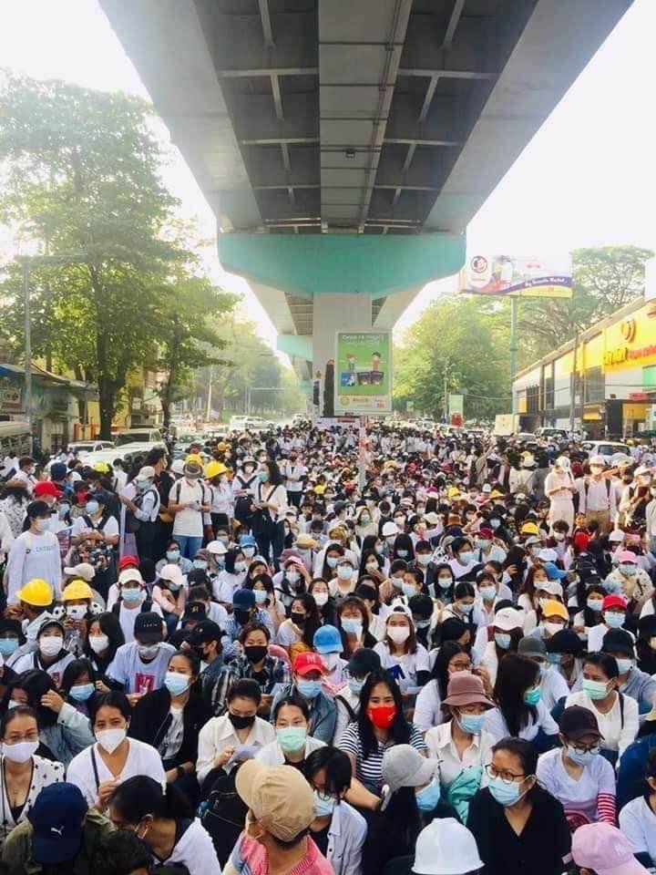 MyaeAye's tweet photo. #WhatsHappeningInMyanmar #NationwideMilitaryTerrorAttack  #SaveMyanmar #NeedImmediateAction Discussion, announced and diplomatic words would not work. #CrulityAgainstHumanity Dispite of sadness and insecurity, peaceful protesters are ready. #Feb21Coup https://t.co/9BjCkljJJY