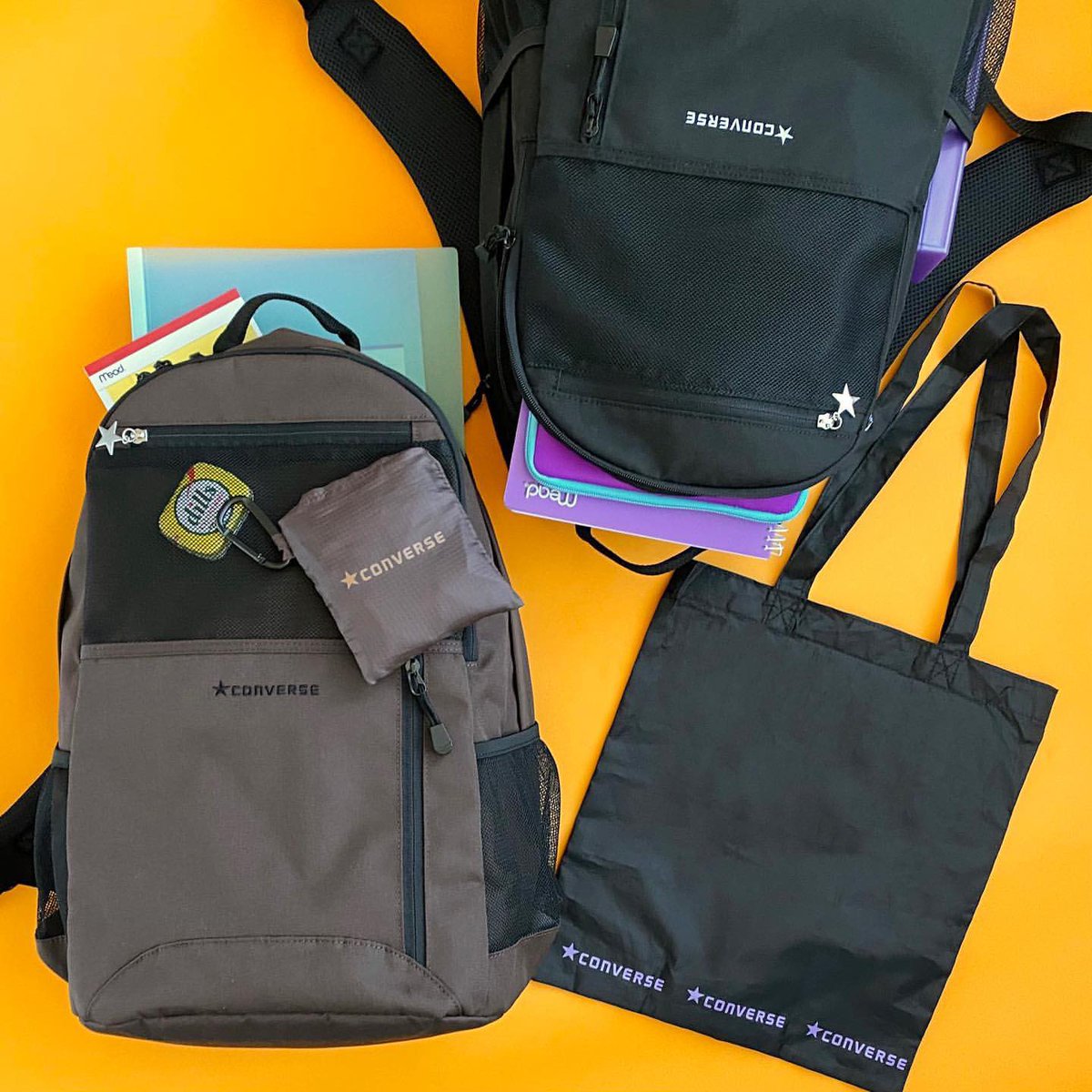 Plaza 公式 コンバース のplaza Minipla限定バックパック登場 背中側にはノートpcなどを入れられる専用スペースが 前面はペンホルダーやジップポケット付きで小物をしっかり整理しながら収納 エコバッグ付き ブラック