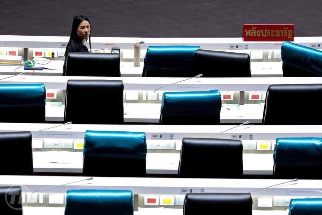 เมื่อคุณหลับในห้องเรียนแล้วตื่นมาพบว่าเพื่อนทั้งห้องออกไปพักเที่ยงกันหมดแล้ว

#นี่แหละประเทศไทย