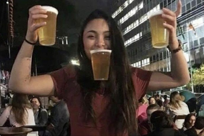 surtabeee's tweet image. Sogra: “ tomara que minha nora tire meu filho da bebida”

A nora: