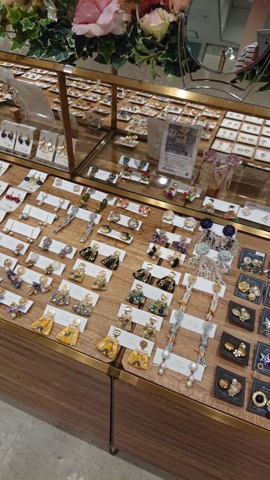 Seven Letters Kameson 広島parco店 様にて 2月19日 金 3月4日 木 3月5日 金 3月18日 木 出店させて頂いています スワロフスキー 刺繍リボン イヤーカフ フォーマルにもお使い頂けるパールアイテム多数納品しました 本館2階 エスカレーター横 Seven Letters Kameson 広島parco店 様にて 2月19日 金 3月4日 木 3月5日 金 3月18日 木 出店させて頂いています スワロフスキー 刺繍リボン イヤーカフ フォーマルにもお使い頂けるパールアイテム多数納品しました 本館2階 エスカレーター横