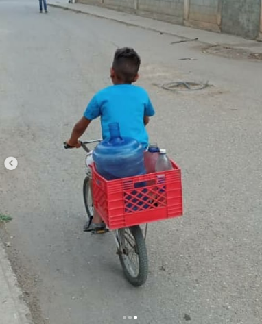 3000_junior's tweet photo. Seguimos sin agua por la falta de respuesta de @HidrolaraCA y la gobernacion, vecinos deben cargar agua desde las 3 am para luego ir a laborar a las 7am y dejar el liquido en su casa para su familia @dariomanuel @Fredyandradea @notipromar #21Feb https://t.co/hMa0k6ecA7