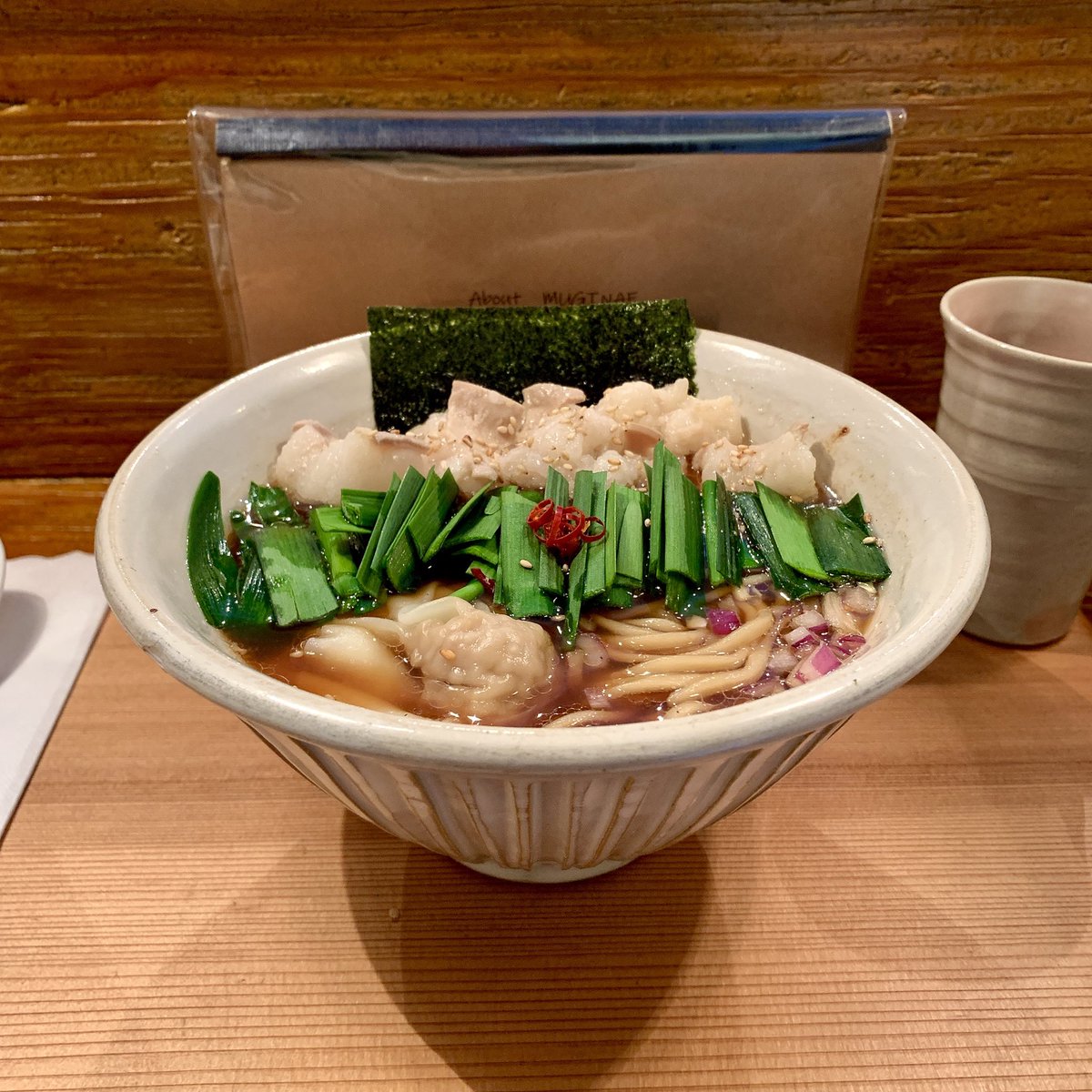 はらぺこ Homemade Ramen 麦苗 大森 もつにら 1300 〆ごはん 100 濃い目の醤油スープに乗ってる和牛のもつが甘くとろけて スープに甘みが移るほど 生ニラも乗ってるので極上のもつ鍋状態でめちゃくちゃ旨ぇ 〆はご飯の上にもつとニラを乗せてスープを