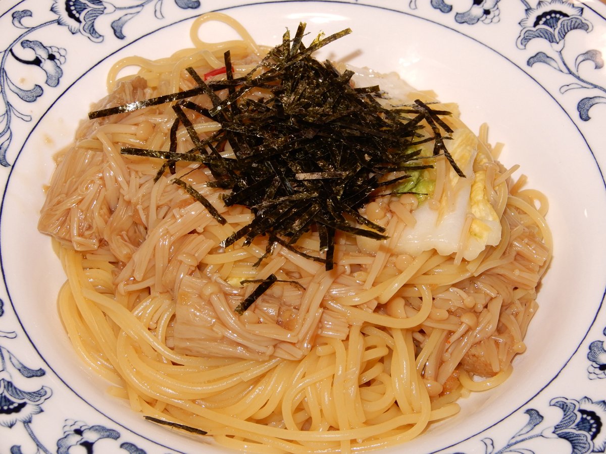 自家製なめたけと白菜漬けのパスタ。色にメリハリが無い。カロリーは相当低そうだ。
#パスタ #なめたけ 