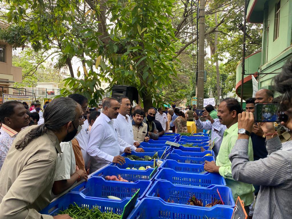 The #OrganicFair organised by Swadeshi Jagaran Manch was inaugurated this morning at Malleshwaram. Renowned Ayurvedic doctor Dr. Giridhara Kaje, MLA Dinesh Gundurao, and Sri Jagadeesh, Regional Organiser —#SwadeshiJagaranManch were also present.