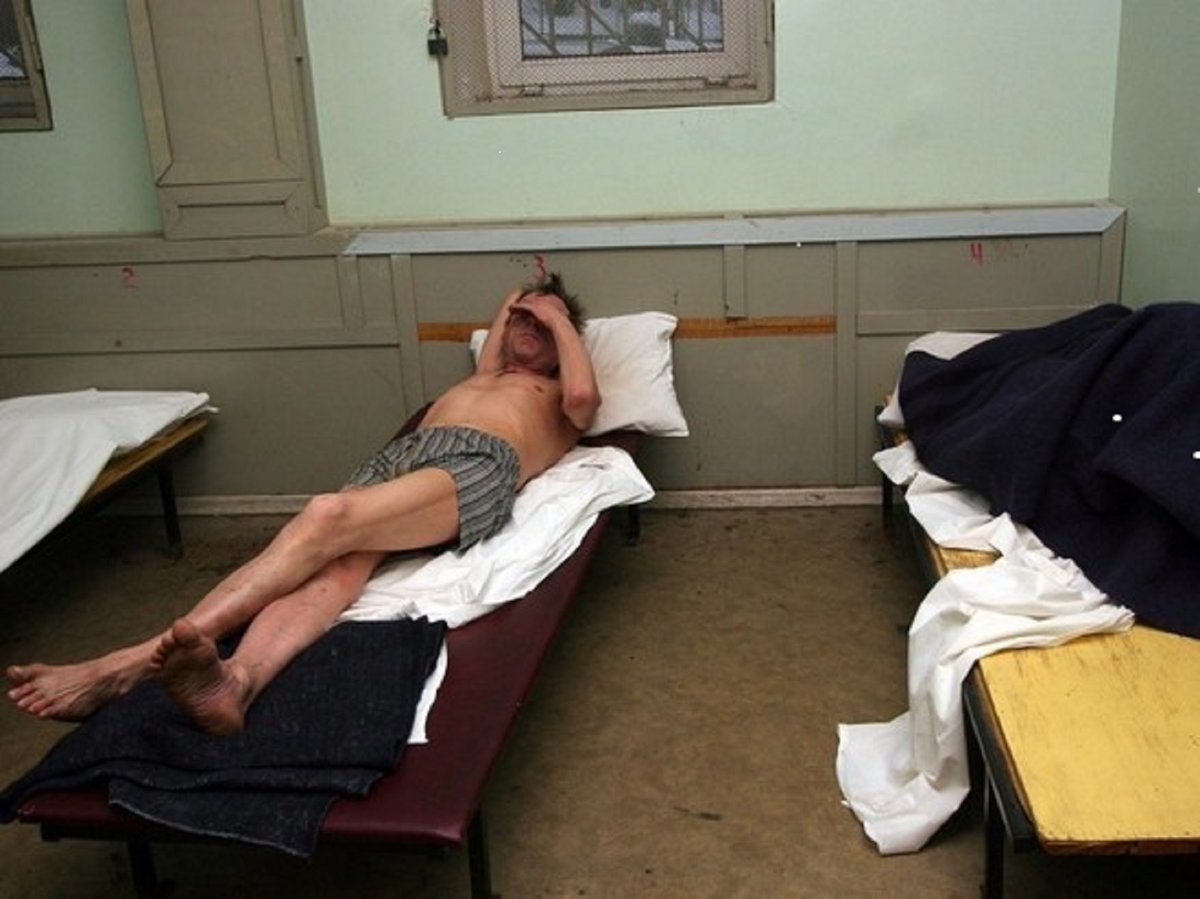 Куда увозят пьяных. Куда увозят пьяных. Доставление сотрудниками полиции. Куда увозят пьяных. Полиция в москве забирает пьяного с остановки.