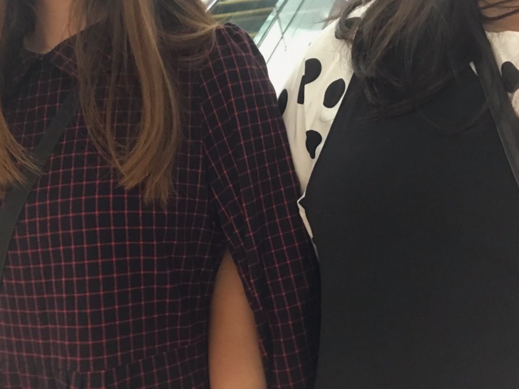 คือใส่คนเดียวอะไม่กล้า เพราะคนมองเยอะจนกลัว ;-; เมื่อวานกล้าใส่เพราะมีเพื่อนใส่ด้วย จะใส่เดรสก็นัดมัน ใส่เอี๊ยมก็นัด 

เวลาเจอแล้วเพื่อนบอกว่า 'กูว่าแต่งแบบนี้เหมาะกับมึงนะ น่ารักดี' ก็คือช่วยเพิ่มความมั่นใจมากเลย🥺 รักเพื่อน รักทุกคนที่คอยเชียร์อัพคนself esteemต่ำแบบนุ้ ฮือ😭💕