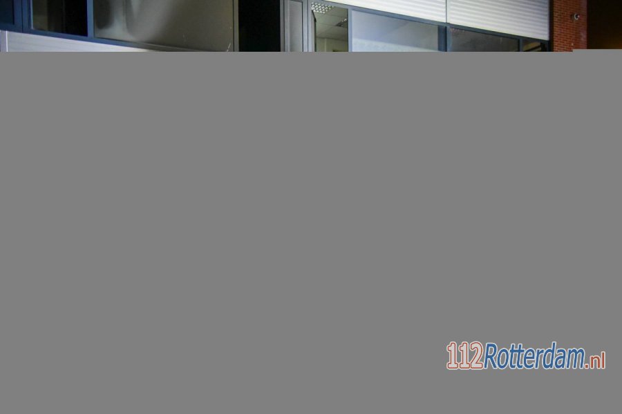 Frans voertuig rijdt in op loods in #Rotterdam en vliegt in brand. 112Rotterdam.