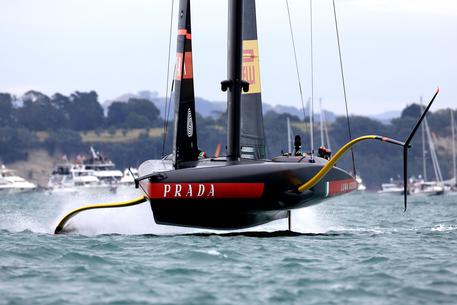 Trionfo di @lunarossa che conquista le due regate della notte contro i britannici di @INEOSTEAMUK e vince la #PradaCup. Ora passa alla finale della @americascup contro il #TeamNewZealand ow.ly/TL5Q50DFHbM