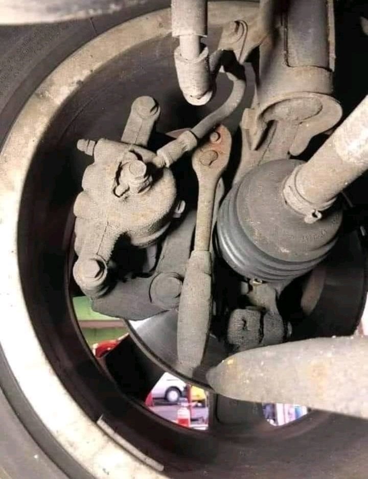 majorangles's tweet image. Didn't know to press the button to unlock it huh ? Fucking crack mechanic