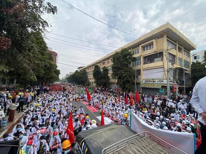 wahwahmyint2009's tweet photo. MANDALAY: People came out on the streets this morning with larger numbers than previous days in #Mandalay even after the military brutally crackdown yesterday. #WhatsHappeninglnMyanmar #21febcoup https://t.co/x0k9fsESYC