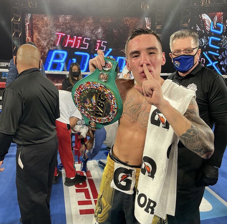 AND NEW!!!! 🔥🔥🔥 @oscarvaldez56 es el nuevo campeón mundial súper pluma del @wbcboxing con un KO fulminante a Miguel “Alacrán “ Berchelt en el round 10. 🥊 🇲🇽 📸: (@espinozaboxing ) #bercheltvaldez #oscarvaldez #miguelberchelt