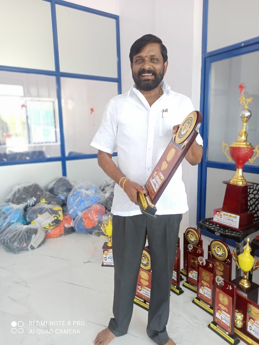 grahambell3333's tweet photo. @mkstalin @Udhaystalin
@KanimozhiDMK
@KN_NEHRU @StalinAni2021
@OndrinaivomVaa
@arivalayam
கழகத் தலைவர் தளபதியார் அவர்களின் பிறந்த நாளை முன்னிட்டு இராதாபுரம் தொகுதி வள்ளியூரில் நடைபெறும் கபாடி அணியினருக்கு வழங்கபடவுள்ள சீருடைகள் மற்றும் வெற்றி கோப்பைகளை பார்வையிட்ட போது... https://t.co/Cc4pWgabbU