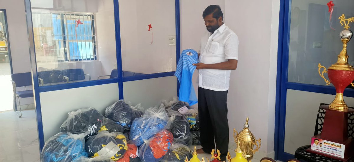 grahambell3333's tweet photo. @mkstalin @Udhaystalin
@KanimozhiDMK
@KN_NEHRU @StalinAni2021
@OndrinaivomVaa
@arivalayam
கழகத் தலைவர் தளபதியார் அவர்களின் பிறந்த நாளை முன்னிட்டு இராதாபுரம் தொகுதி வள்ளியூரில் நடைபெறும் கபாடி அணியினருக்கு வழங்கபடவுள்ள சீருடைகள் மற்றும் வெற்றி கோப்பைகளை பார்வையிட்ட போது... https://t.co/Cc4pWgabbU