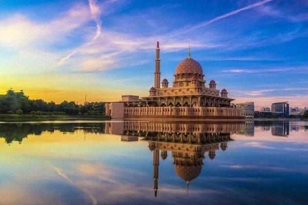 We're visiting the Masjid Putra (Malay for Putra Mosque) in Putrajaya, Malaysia. Its construction was completed in 1999. It's located on the man-made Putrajaya Lake and also next to the building that is the office complex of the Prime Minister of Malaysia,.....