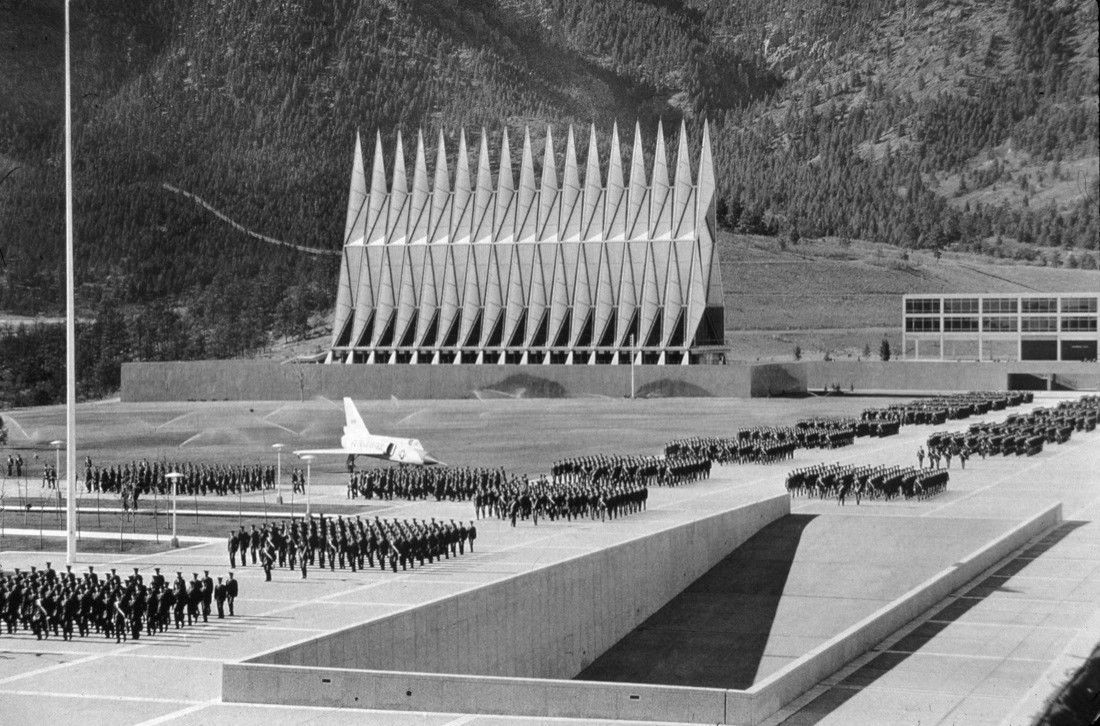 jblpaz's tweet image. Capilla de Cadetes de la Academia de la Fuerza Aérea de EE. UU
Colorado Springs. 1959_62
Walter Netsch
de SOM
#DomingosDeParroquia

Con los picos de las montañas de fondo, del mismo material que los aviones, aluminio y acero, 17 agujas "en formación" apuntan y reflejan el cielo.