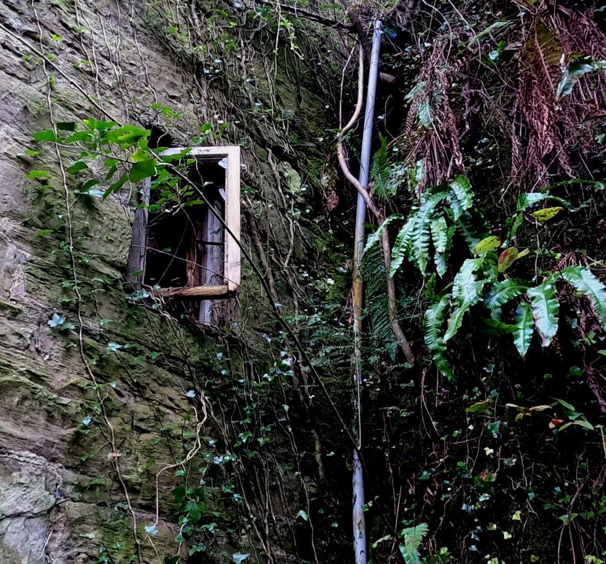 Abandoned Water Mill in Gronant, close to the Cyclops Cave. Such a Cool building with easy access, it just looks like a regular house until you realise the back is actually a tower. Hope you all have a Good day out there. Peace 🤘🙃🤘