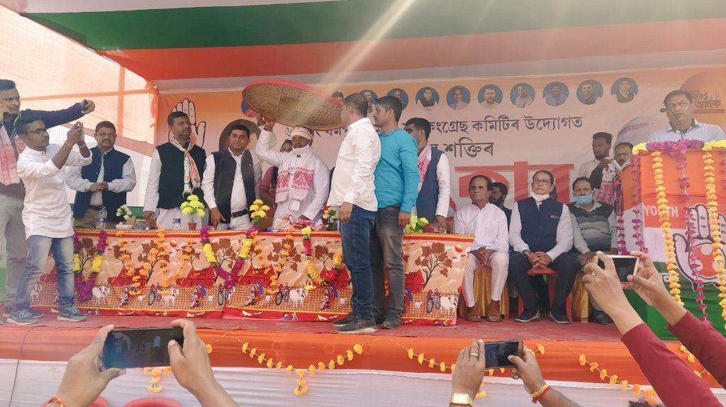 sarifarahmaninc's tweet photo. IYC President @srinivasiyc Ji welcomed by @PatowaryRatul V.P @IYCAssam @PradyutBhuyan and Congress members in Dharmapur,Nalbari.
The energetic youths has geared up for upcoming assembly election.
#SrinivasInAssam https://t.co/bML91hHPsC