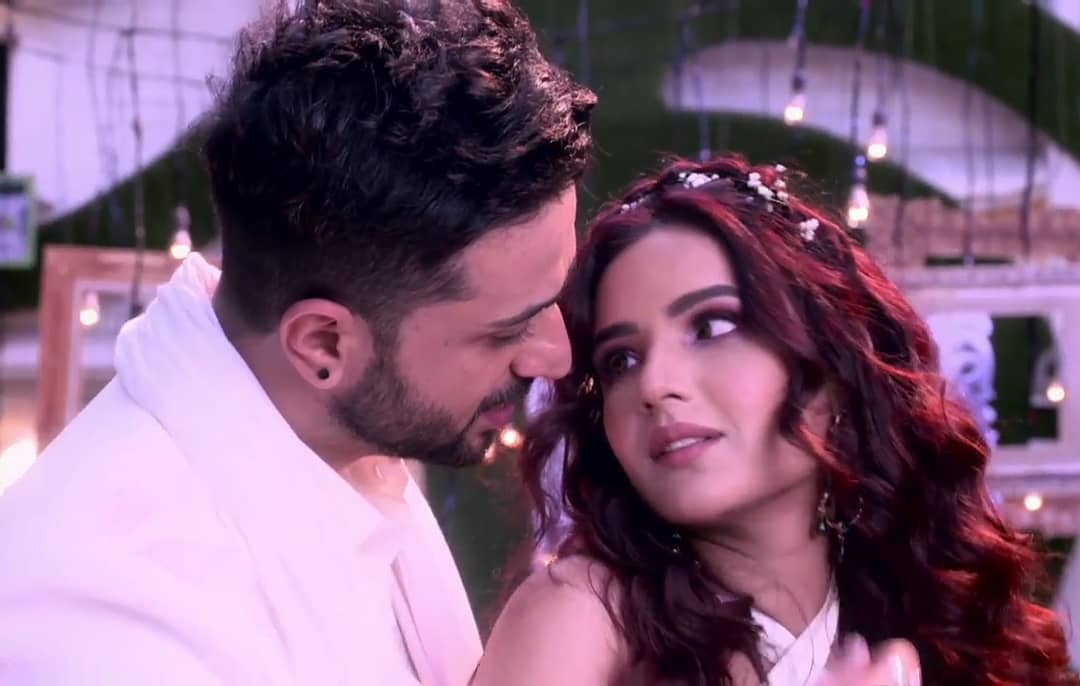 AlygoniSunshine's tweet photo. AM I DREAMING!!????? UFFFFFFFFFFFF I CAN'T BELIEVE WHAT THE 😭😭😍😍🔥🔥🔥 #BB14 #BiggBoss14 #AlyGoni #JasLy #JasminBhasin https://t.co/5gEwyz9fPx