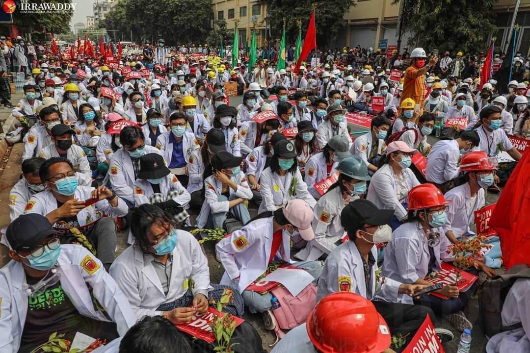 Despite the brutal crackdown yesterday, Mandalay sees a huge peaceful protest named "Thabyay Nyo" (Eugenia sprigs) where protestors demand democracy and justice, holding the sprigs, which are taken as a token of success and peace in #Myanmar. 
#WhatIsHappeningInMyanmar
#Feb21Coup