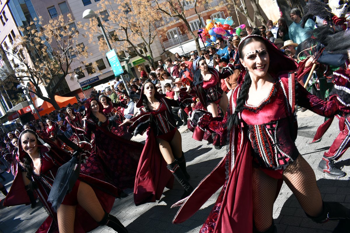 AYTO_CIUDADREAL's tweet photo. Otros años a estas horas decenas de miles de personas estarían disfrutando del Gran Desfile de Carrozas y Comparsas del Domingo de Piñata por las calles de Ciudad Real.
Este año debido a la pandemia no puede realizarse. https://t.co/y9joMwkZDa