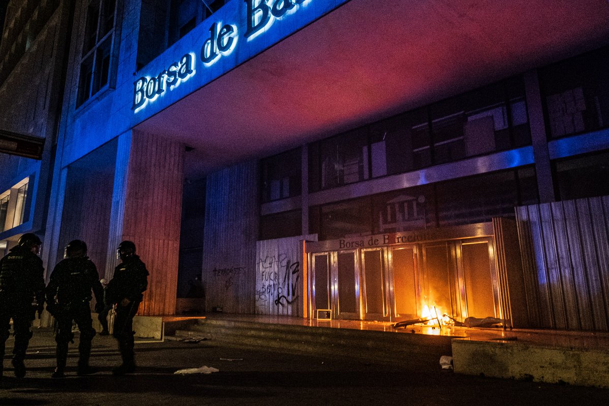 jordiborras's tweet photo. FOTOGALERIA: 5a nit de violències i fúria https://t.co/5LOpkTvkPi per @TotBcn https://t.co/raBNIp3MHC