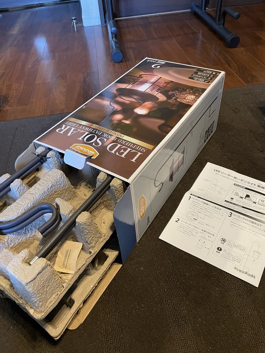 taichan0406's tweet image. COSTCOで買ったお昼に太陽光で勝手で充電されて暗くなったら自動に点灯するやつ！超良き✨

暖かくなったらベランダで晩酌しよう😊

#LEDSOLAR
#COSTCO
#ベランダにライト設置