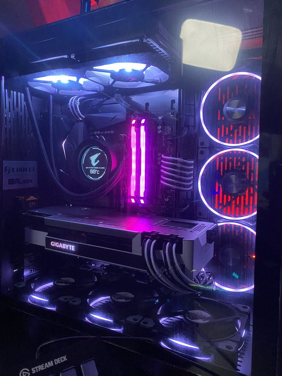 TvWormel's tweet photo. Die Maschine ist gestern wirklich angekommen, danke an @Caseking An dieser Stelle ein großes Lob trotz der aktuellen Lage! Ich wusste nicht wie er aussehen sollte und bin absolut begeistert!  #neuerpc #gaming #TwitchStreamers #setup https://t.co/pTXxzkbpLl