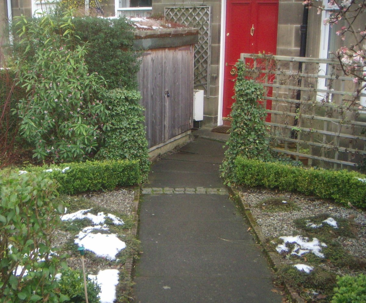 SpokesLothian's tweet photo. #GardenShed #BikeShed
Dear @MathesonMichael
😍Thanks for changing the law!
😍Here's a family who will now🚲more as a result of the change
https://t.co/GU8I00M5L6
🤔Next, please act speedily on your #TrafficOrders review: the present system is delaying safer 🚲🦽🚶♀️facilities https://t.co/pSnlLmyNfN