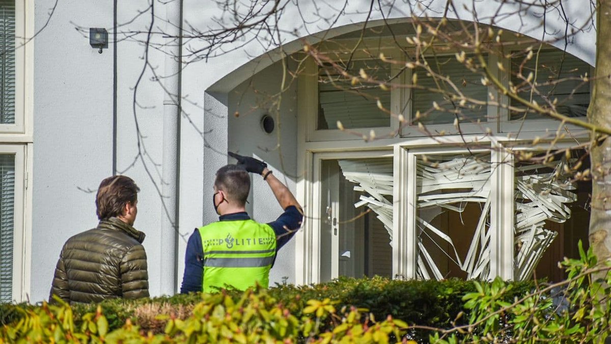 Betrapte inbreker springt door ruit; politie lost waarschuwingsschoten..