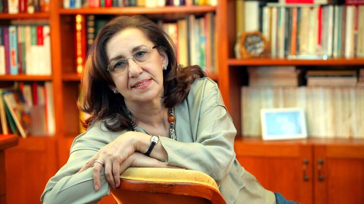 "Yazarlık duygusu, sezgisi ve bilgisi insanın içindedir.
Sistemli bir okuma, yazma, biriktirme çabası ve disiplinli çalışmayla yol alır ve yazar olma rüyası uzun sürer."

İnci Aral, Yazma Büyüsü