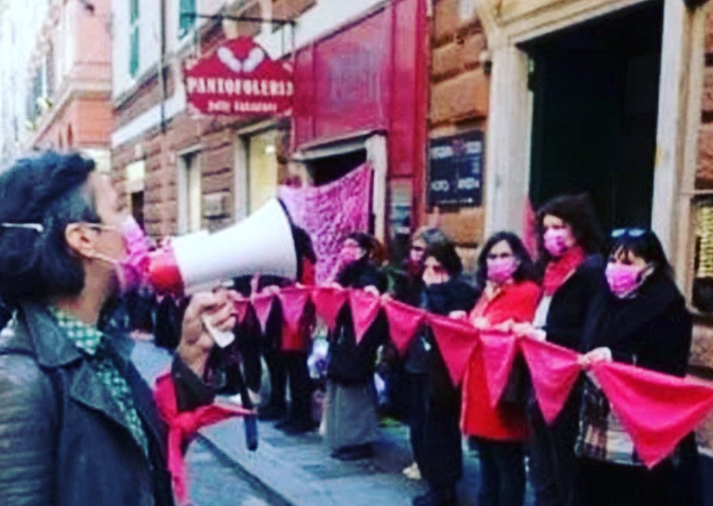 Che tristezza queste foto in solidarieta’di Clara Ceccarelli,commerciante di Genova uccisa dall’ex compagno:noi uomini siamo assenti, indifferenti, insomma complici.Guardiamo senza denunciare.Non protestiamo come se la violenza fosse un problema delle vittime e non del carnefice.
