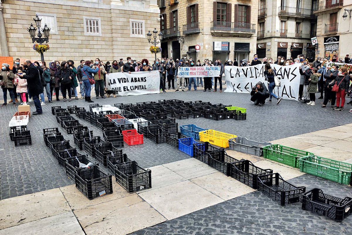 #CURES | Xarxes de suport mutu i aliments de Barcelona s'han aplegat aquest migdia a la pl. Sant Jaume per reclamar #VidaAbansQueCapital. <a href="/claramacau/">!</a>, a la #Directa501, explicava com s'han format molts d'aquests col·lectius arran de la pandèmia. directa.cat/ajuda-mutua-de…