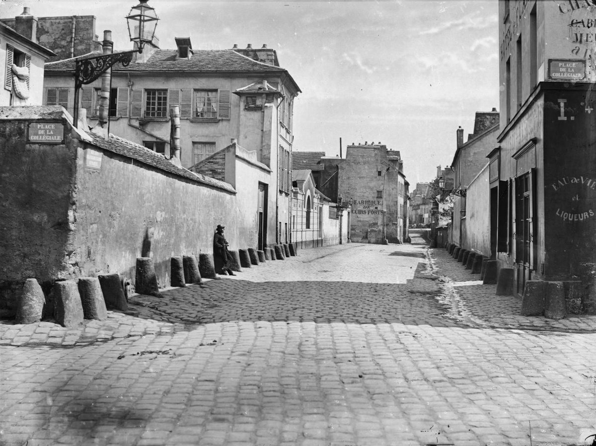 Chaque jour, une photo de Paris.
Rue des Francs-Bourgeois Saint-Marcel, supprimée lors de l'ouverture du boulevard Saint-Marcel. A cet emplacement, se trouve aujourd'hui le carrefour de l'avenue des Gobelins avec le boulevard Saint-Marcel. Avant 1869.
Charles Marville BHVP.