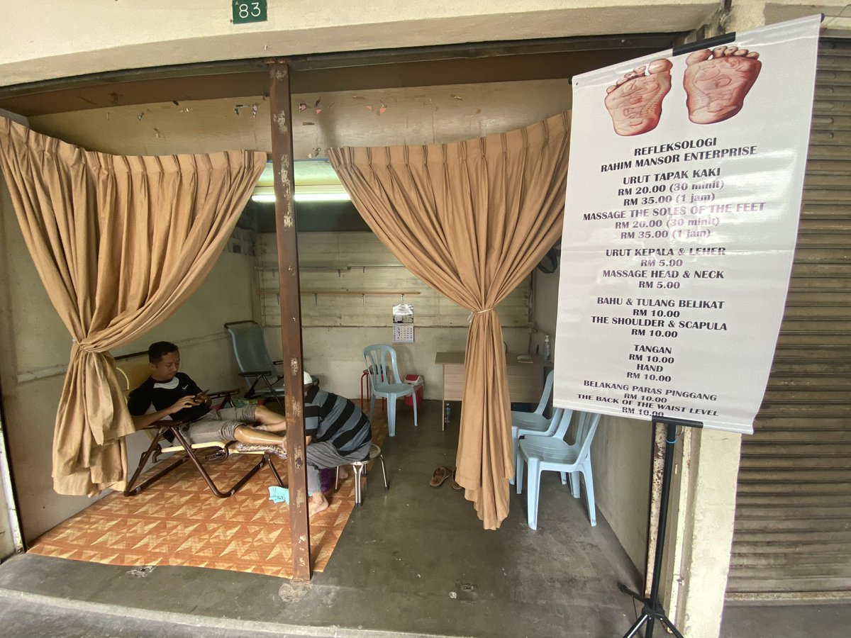 marhaenrakyat's tweet photo. Pakcik yg mengurut ni kurang penglihatan. Dulu mengurut di Giant Tambun. Skrg dah pindah di UTC Ipoh. Harini first day bukak. Pelanggan kurang lagi hari ni katanya. 

Orang Ipoh yg nak urut tu boleh la datang sini. Harga pon murah. Kedai dia tingkat 1 lorong nak ke pasar daging. https://t.co/aFT3vwZ9YO
