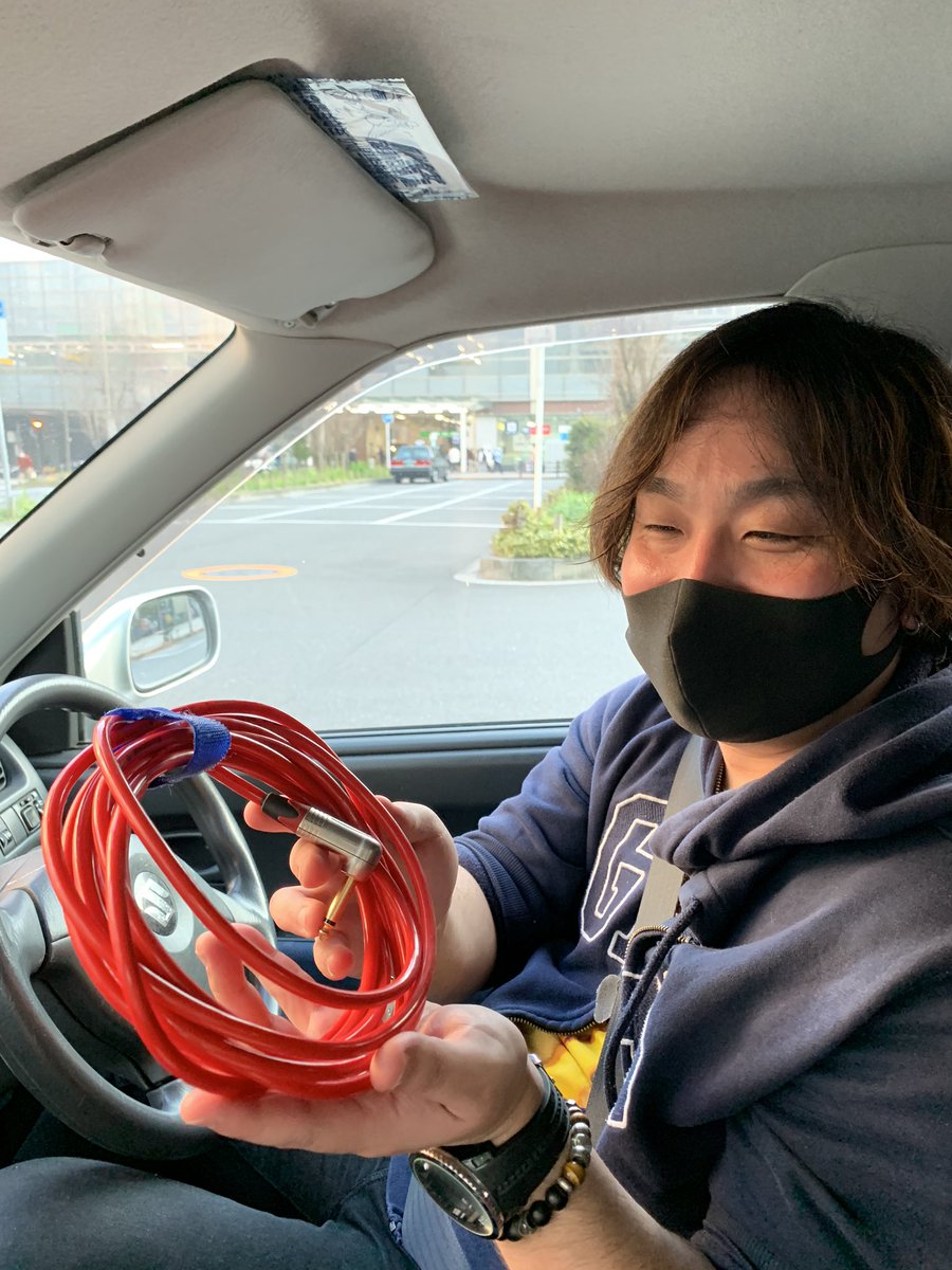 on_guitar_shun's tweet photo. レッスン終わり！
次の現場に向かう前に裕くん@yuuiishii からオススメしてもらった

Reference Laboratory

のケーブルをゲット！

使うのが楽しみ！

#ReferenceLaboratory #ギター https://t.co/fnJjdH4mpJ