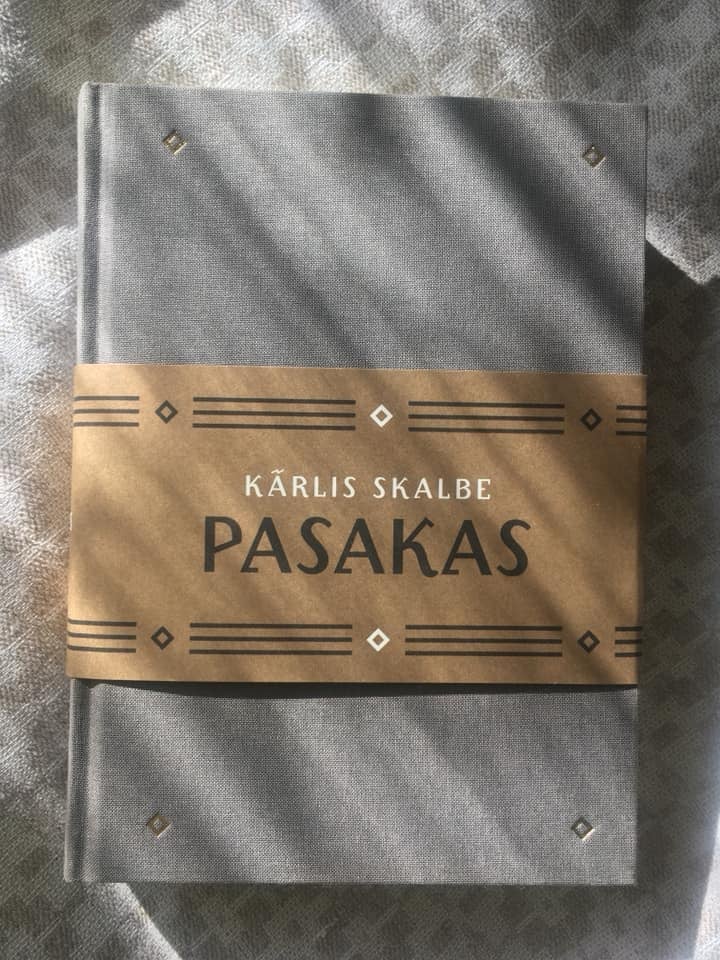 Sirma vāverīte nosvieda gājējam zemē brūnu sasilušu čiekuriņu, kas viegli smaržoja pēc sveķiem. Tā bija pirmā pavasara zīme, jo ziemas gaiss ir bez smaržas.

Kārlis Skalbe "CEĻŠ UZ PAVASARI"