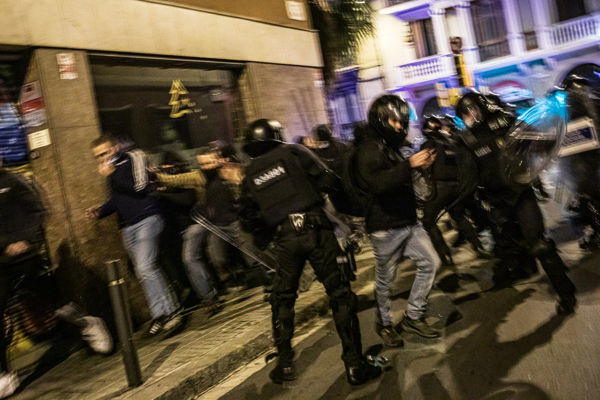 jordiborras's tweet photo. Una de les escenes a la càrrega posterior a la negligent actuació de la Brimo a Gran de Gràcia va ser aquesta: dos agents apallissen amb cops de porra a la part superior del tors a un noi i un agent li fa la traveta. Sort del casc, va caure de cap. https://t.co/nygR5DOaRW