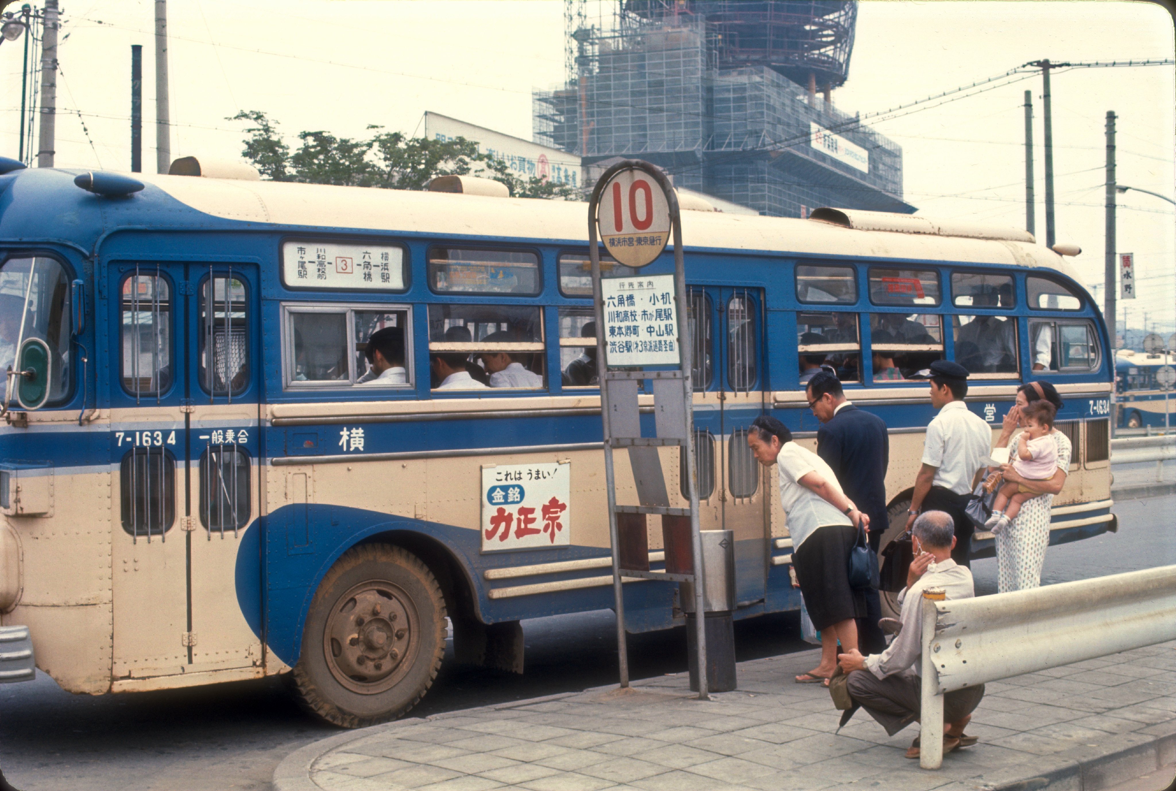 中井寛一 在 Twitter 上 54年前に撮影された横浜市営バスの停留所の風景 1967 昭和42 年7月にメノナイトusa教会の関係者が撮影したカラー写真 撮影場所は横浜駅西口と推測される 引用元は本ツイートのスレッドを参照してください T Co Mvkcuczajb