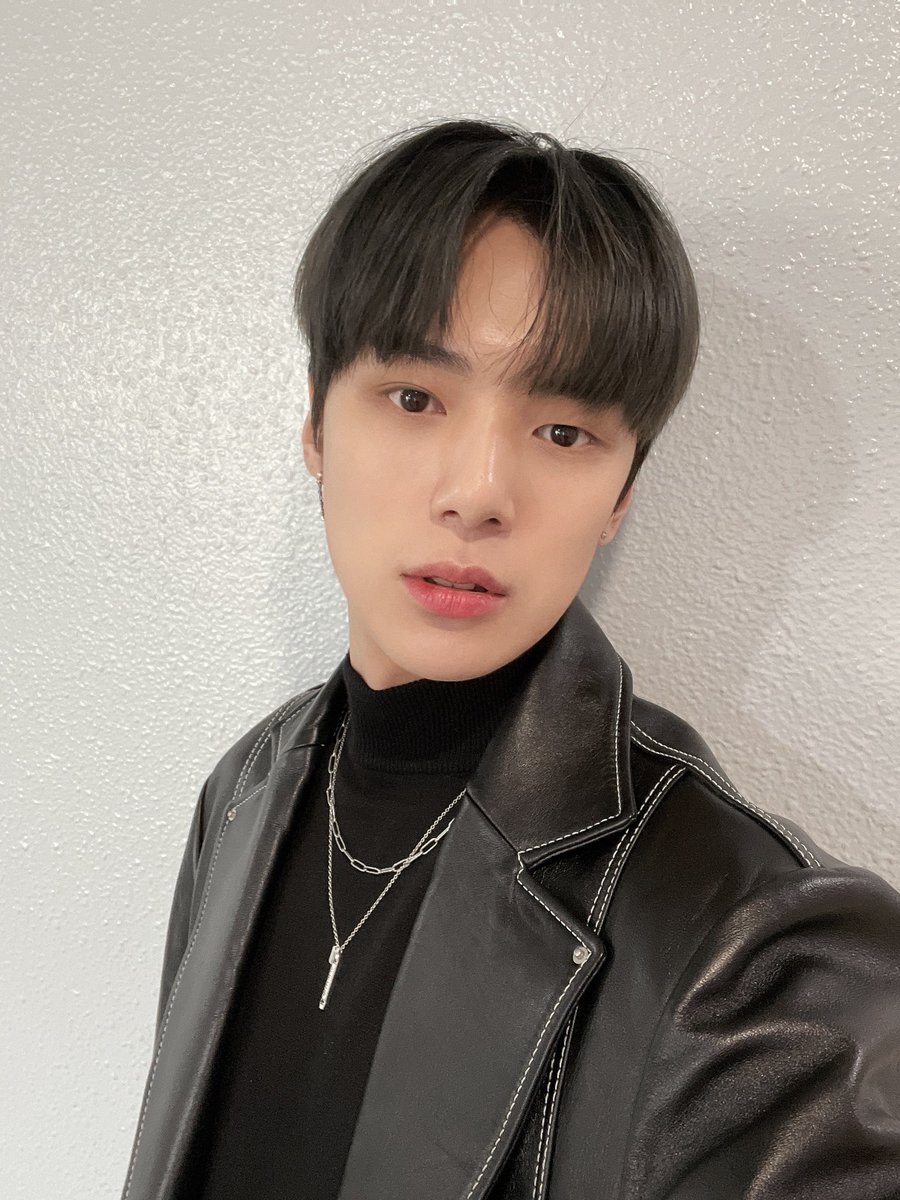 OfficialMONSTAX's tweet photo. 📸
210221 #몬스타엑스 #민혁
#SBS #인기가요MC 완료 🐶

따뜻한 봄날씨와 함께한 인기가요!
다음주도 우리 함께해요🐋

#MONSTAX #MONSTA_X
#MINHYUK
#인기가요MC_민혁
#몬스타엑스민혁_인기가요MC https://t.co/sMu2coKY7b