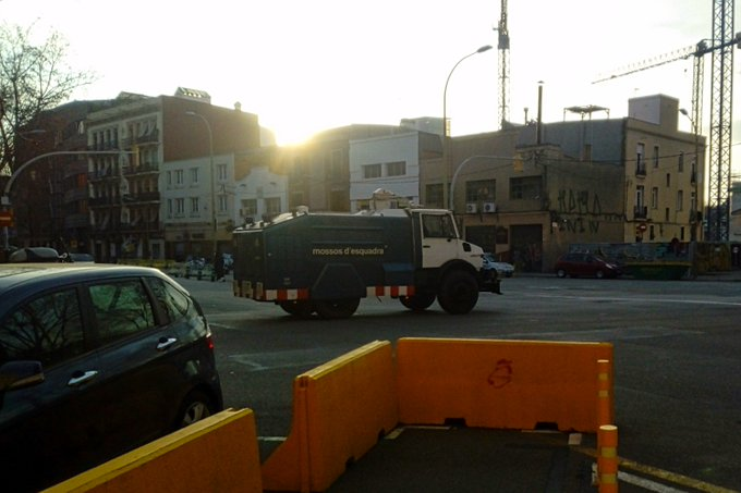 17:45: els Mossos "treuen a passejar" el camió d'aigua conegut com a "Balena". D'aquesta manera, envien el missatge que la manifestació serà violenta i que estan preparats al màxim davant de possibles avalots. Doble missatge