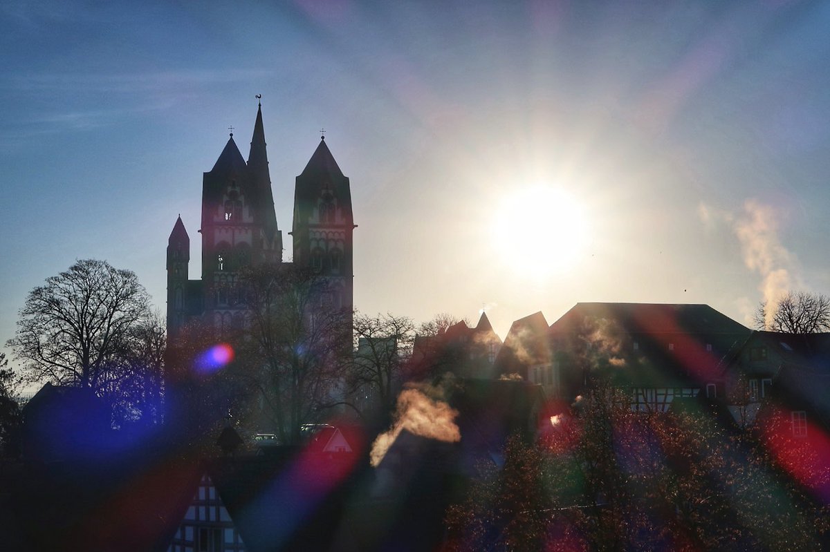 ms_powerman's tweet photo. Die Sonne ging über Limburg auf ☀️

Der Dom im Licht des Sonntags, erneut habe ich solch ein wundervolles Bild als Morgen Gruß erhalten. Denn diese Perspektive bleibt mir an meinem Wohnort verwehrt. 📸

#limburgeraltstadt #limburganderlahn #sonnenaufgang #limburgerdom https://t.co/ANkc8LiVc6