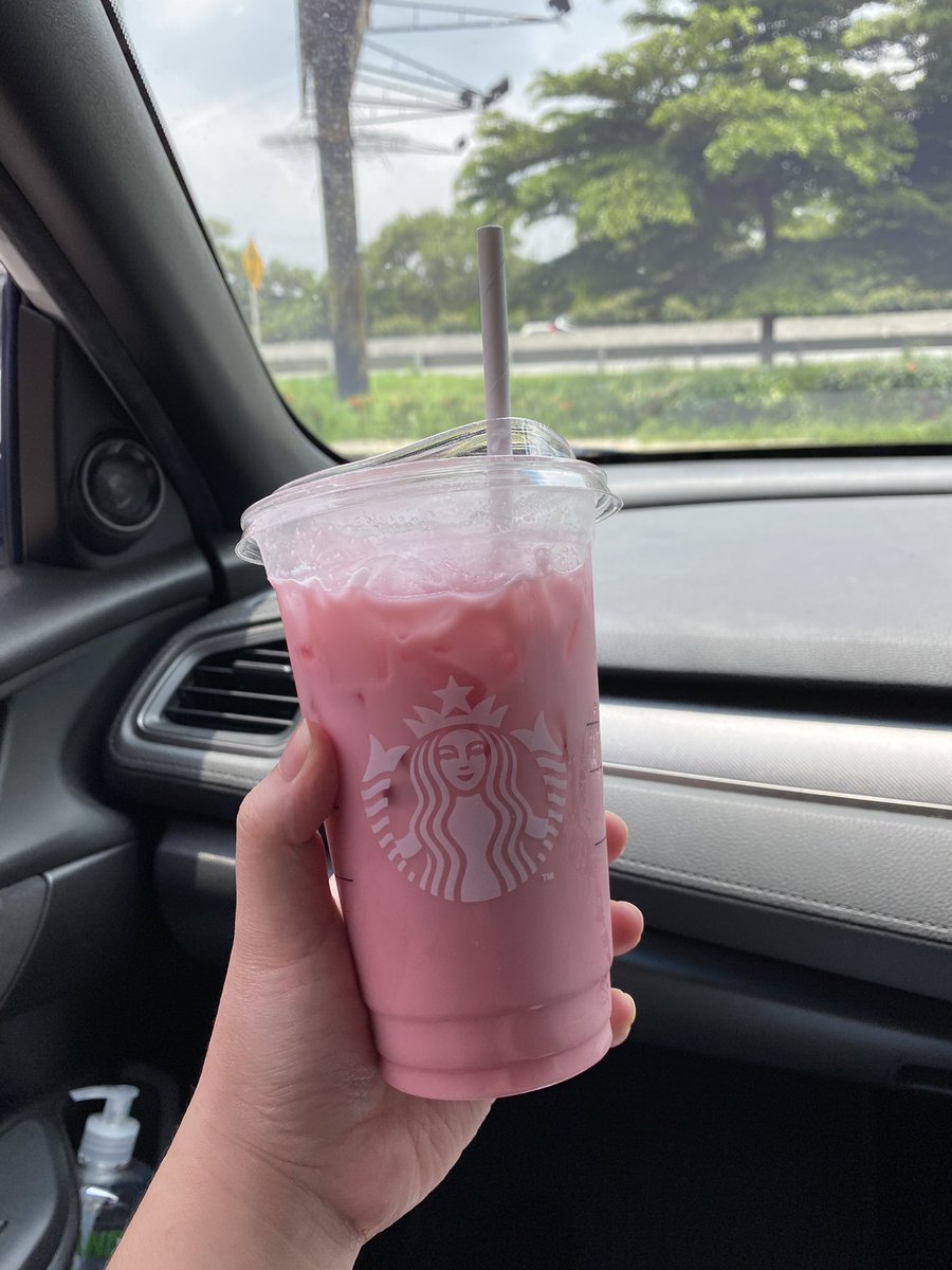 EVANGGALA's tweet photo. Sebagai yg gasuka kopi pas mesen ke starbucks kadang bingung tapi thx God akhirnya tau 2 secret menu teh yg enak 🥲🥳

Pink tea:
Iced hibiscus tea lemonade venti + dolce sauce

Atau

London fog tea:
Iced black tea venti, air diganti susu + vanilla syrup + cold foam https://t.co/5Wrm3NEbVx