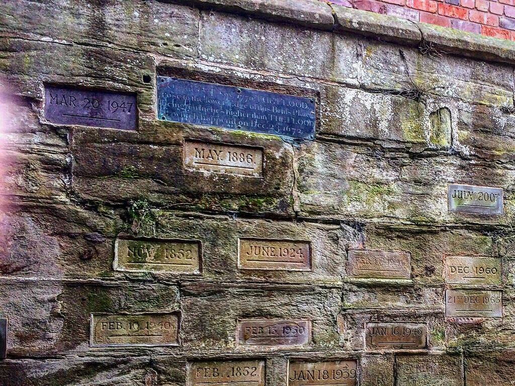 malumpfy's tweet photo. Three years ago, today. Flood level markers, Water Gate, Worcester Cathedral, which have marked extraordinarily high water levels of every flood on the river Severn, since 1672

#flood #flooding #floods #markers #floodlevels #riversevern #severn #worcest… https://t.co/AntBbcm26M https://t.co/BF9mRSpoPe