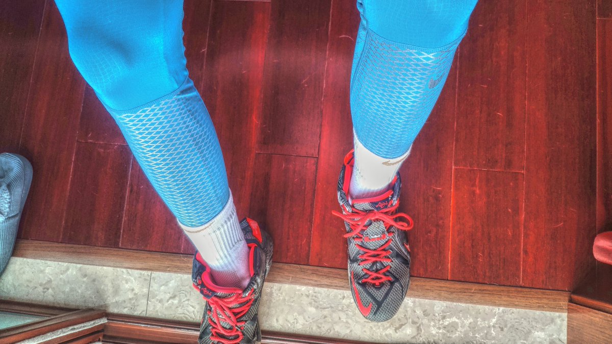 superhero037's tweet photo. 当你跪服在我的篮球大脚下之时
当你的狗鸡巴上戴上了羞耻的贞操锁时
当你决定上交男人的射精权，与生殖器的使用权时
你就该明白，你只是男人的玩物，而自己只是一条废物贱狗 https://t.co/1Qkgb69fn1
