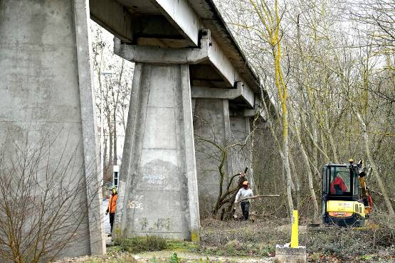 larep_fr's tweet photo. Pour ou contre les travaux d'entretien sur le rail de l'aérotrain à Saran ?
https://t.co/3VdnZM5zAj https://t.co/uy1nhhyVMS