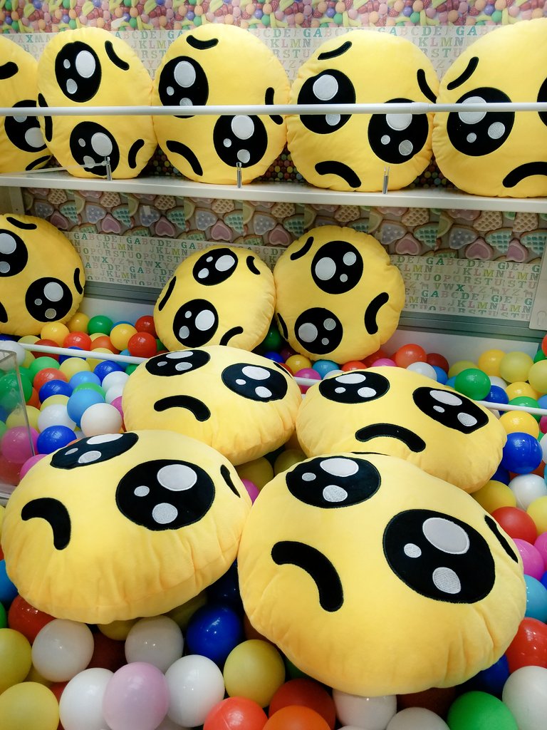 ゲームパークmecha 加賀店 ぴえんラウンドクッション 愛くるしい表情で大人気のぴえん 現在展開中です 残りわずかとなっています ぜひgetしにご来店ください お待ちしております ぴえん クッション ぴえん絵文字 ぴえんグッズ ゲームパークmecha 加賀店 ぴえんラウンドクッション 愛くるしい表情で大人気のぴえん 現在展開中です 残りわずかとなっています ぜひgetしにご来店ください お待ちしております ぴえん クッション ぴえん絵文字 ぴえんグッズ